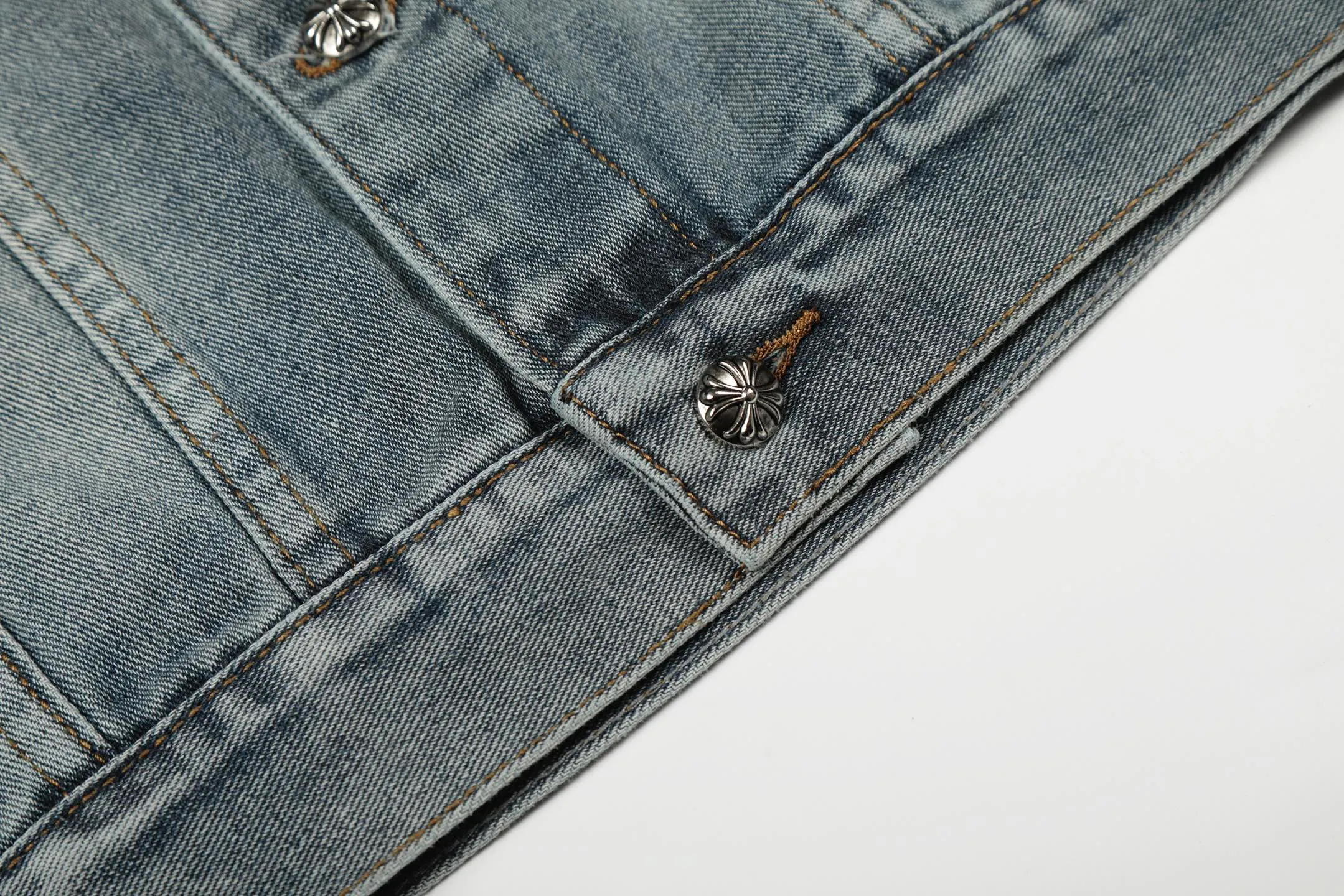 P270 💰 Chrome Hearts Chrome Hearts Cross Hot Diamond Denim Jacket OS version can be worn by both men and women! The fabric is made of twill gauze cotton fabric! The texture is clear and smooth, not easy to wrinkle or fade! The embroidery process is complex and repetitive. There are more than 20 leather labels. It takes 6 repeated embroidery steps to complete the back body. The requirements for the embroidery machine are very strict, and the distance is 45 cm! It won’t work if the spacing is too big, and it won’t work if it’s too small! We make clothes with care, and every detail must be restored one to one! The hardware is all carved and cast, and they are all genuine from the original factory! This piece of clothing consumes a lot of material, with more than 3 meters of material used for one piece of clothing! After the garment is made, it needs to be fixed at high temperature, washed at a water temperature of more than 70 degrees, and softened by adding softener to make the upper body softer and smoother! There is a flap on the sleeve that can be stored into short sleeves! Adapt it to that understanding Color: Picture color Size: S-M-L-XL